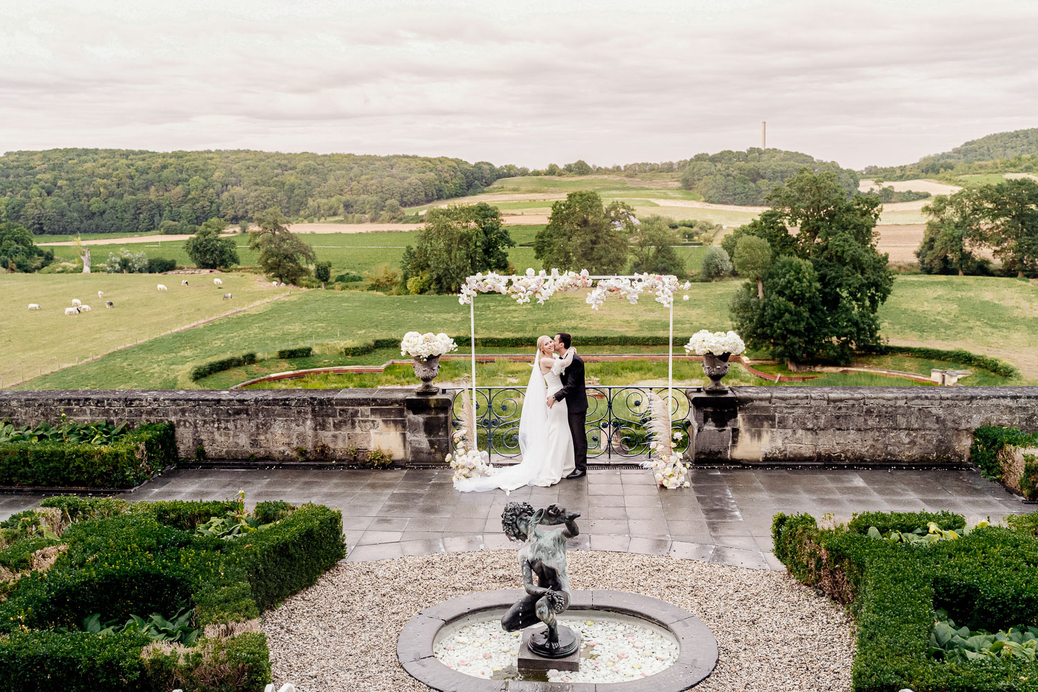 Bruiloft in Limburg. Bride and groom staying and hugging each other on the background picturesque views of wineyards