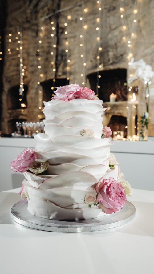 Bruiloft taart, beautiful wedding cake looks like petals around with flowers