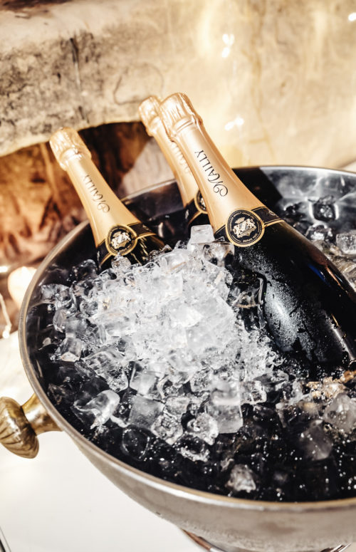 Những chai rượu Champagne Mailly trong băng tại tiệc cưới và bữa tối với trang trí bàn tiệc trong lâu đài Chateau Neercanne Maastricht